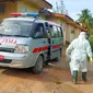 Petugas sedang melakukan disinfeksi di lokasi mobil ambulans yang alamu kecelakaan lalu lintas (Ist)