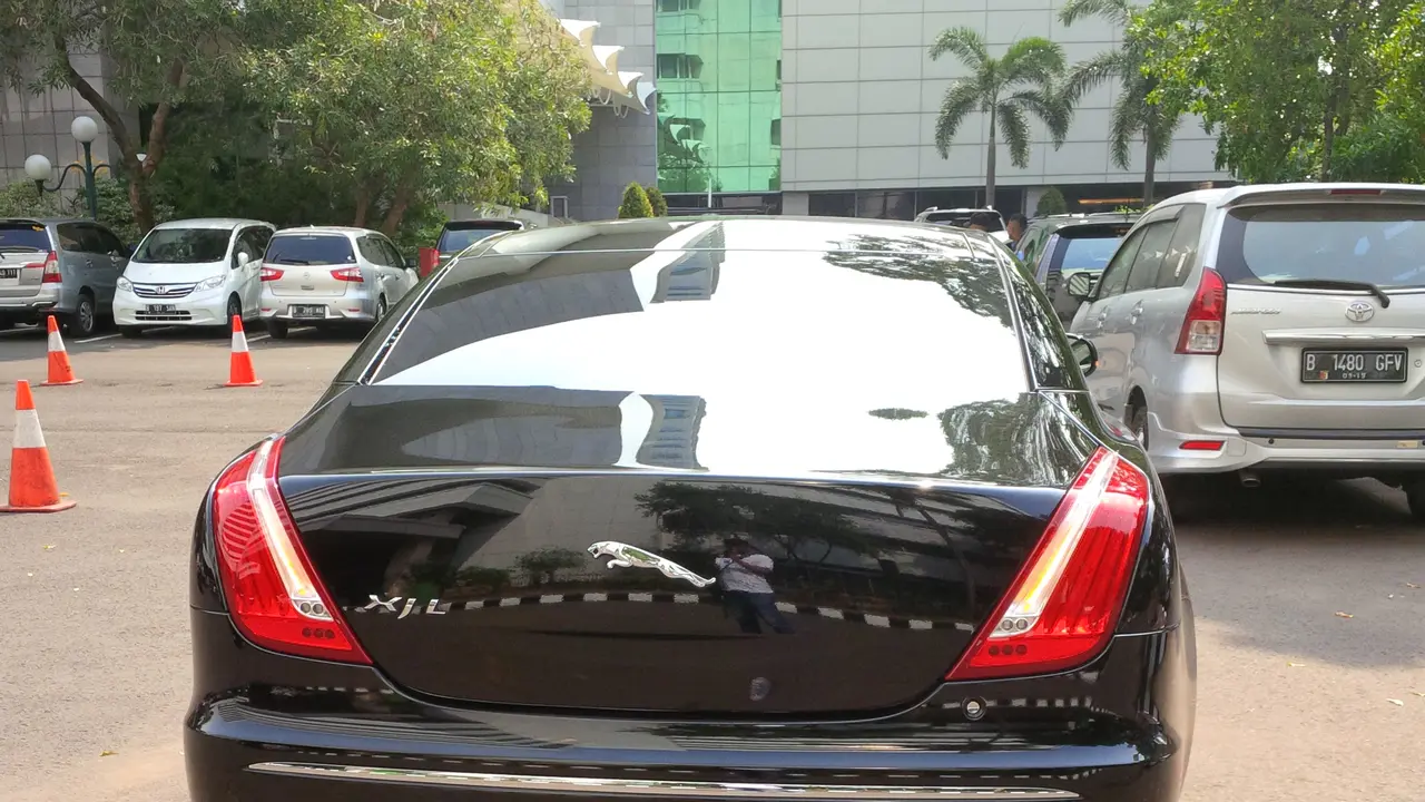 Ngantor, Ketua DPR Gunakan Jaguar Berpelat RI 6