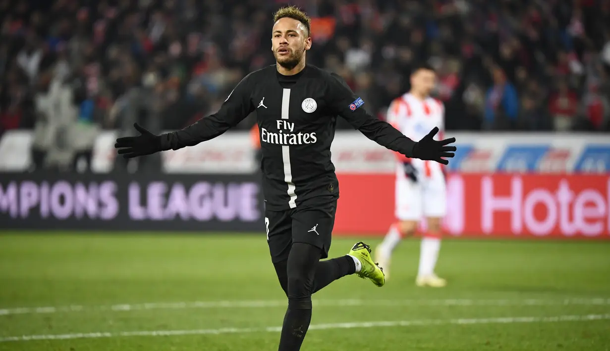 Neymar merayakan gol kedua PSG yang ia cetak pada menit ke-40 pada laga lanjutan Grup C Liga Champions yang berlangsung di stadion Rajko Mitic, Rabu (12/12). PSG menang 4-1 atas Red Star Belgrade. (AFP/Franck Fife)