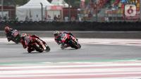 Pembalap Ducati Lenovo Team, Jack Miller (tengah) beradu kecepatan dengan Johann Zarco (Pramac Racing) di lintasan Pertamina Mandalika International Street Sirkuit, Nusa Tenggara Barat, Minggu (20/3/2022). (Liputan6.com/Helmi Fithriansyah)