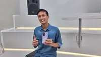 Raga, salah satu penggemar dan pengguna setia Oppo alias O-Fans, bercerita tentang bagaimana dirinya bisa jatuh cinta dengan smartphone-smartphone dari Oppo (Liputan6.com/Giovani Dio Prasasti)