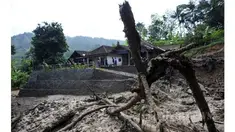 Datangnya maut memang sulit ditebak. Seorang pelajar di SMPN 2 Lolai Kristen Protestan tewas tertimbun tanah longsor saat tertidur pulas di rumahnya.