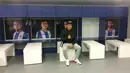 Evan Dimas Darmono berkunjung ke ruang ganti pemain RCD Espanyol di Estadio Cornella-El Prat. (Bola.com/La Liga)