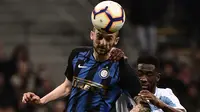 Bek Lazio, Bastos, duel udara dengan gelandang Inter Milan, Marcelo Brozovic, pada laga Serie A di Stadion Giuseppe Meazza, Minggu (31/3). Inter Milan takluk 0-1 dari Lazio. (AFP/Marco Bertorello)