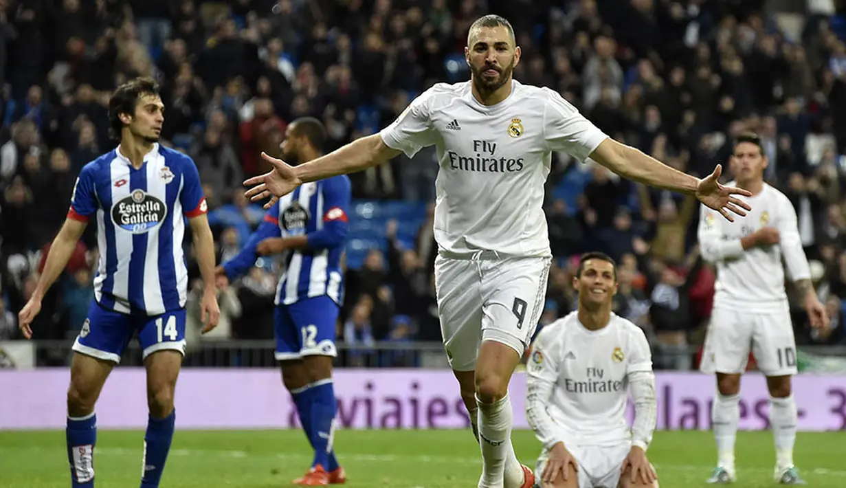 Striker Real Madrid, Karim Benzema, merayakan gol yang dicetaknya ke gawang Deportivo pada laga La Liga Spanyol. Madrid kini berada pada posisi tiga klasemen sementara. (AFP/Gerard Julien)