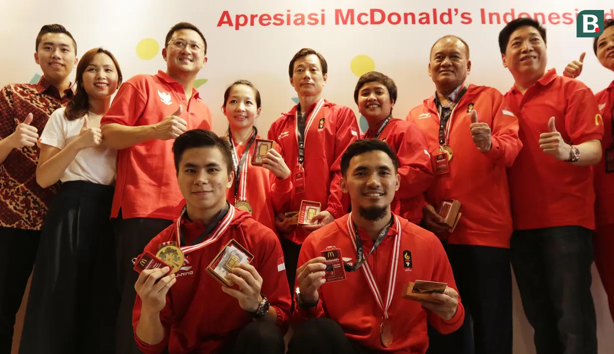 Para atlet wushu foto bersama saat pemberian apresiasi dari McDonald's dan Teh Botol Sosro di Sarinah, Jakarta, Rabu (5/9/2018). Peraih medali dari cabor bulutangkis dan wushu mendapat penghargaan berupa logam mulia. (Bola.com/M Iqbal Ichsan)