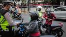 Polisi lalu lintas melakukan tilang terhadap pengendara motor saat razia Operasi Patuh Jaya 2019 di kawasan Kemanggisan, Jakarta, Kamis (29/8/2019). Diketahui, Operasi Patuh Jaya 2019 di wilayah hukum Polda Metro Jaya mulai digelar hari ini hingga 11 September 2019. (Liputan6.com/Faizal Fanani)