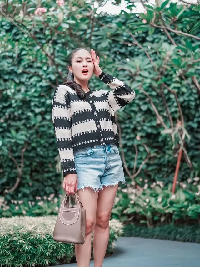 Sandra Dewi Mengenakan Tas Hermes. [@sandradewi88]