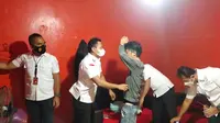 Polisi gerebek posko ormas kepemudaan di Tangerang terkait Narkoba. (liputan6.com/Pramita Tristiawati))