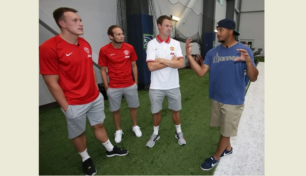 Pemain MU berbincang dengan bintang Seattle Seahawks, Jermaine Kearse. (Manutd.com)