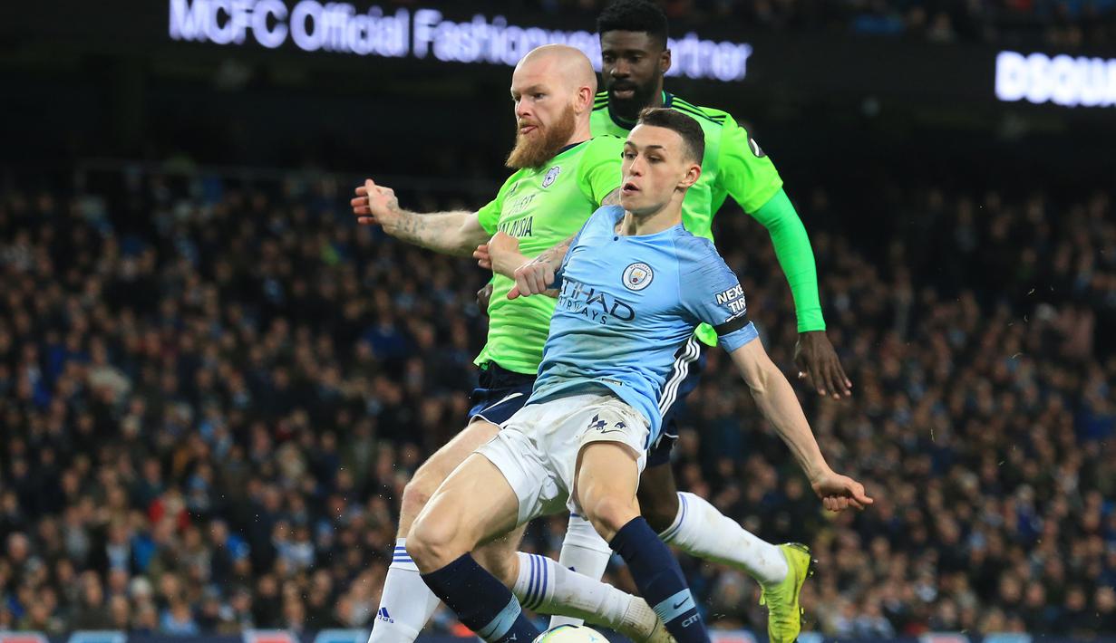 Aksi gelandang muda Man City, Phil Foden pada laga lanjutan Premier League yang berlangsung di Stadion Etihad, Manchester, Kamis (4/4). Manchester City menang 2-0 atas Cardiff City. (AFP/Oli Scarff)