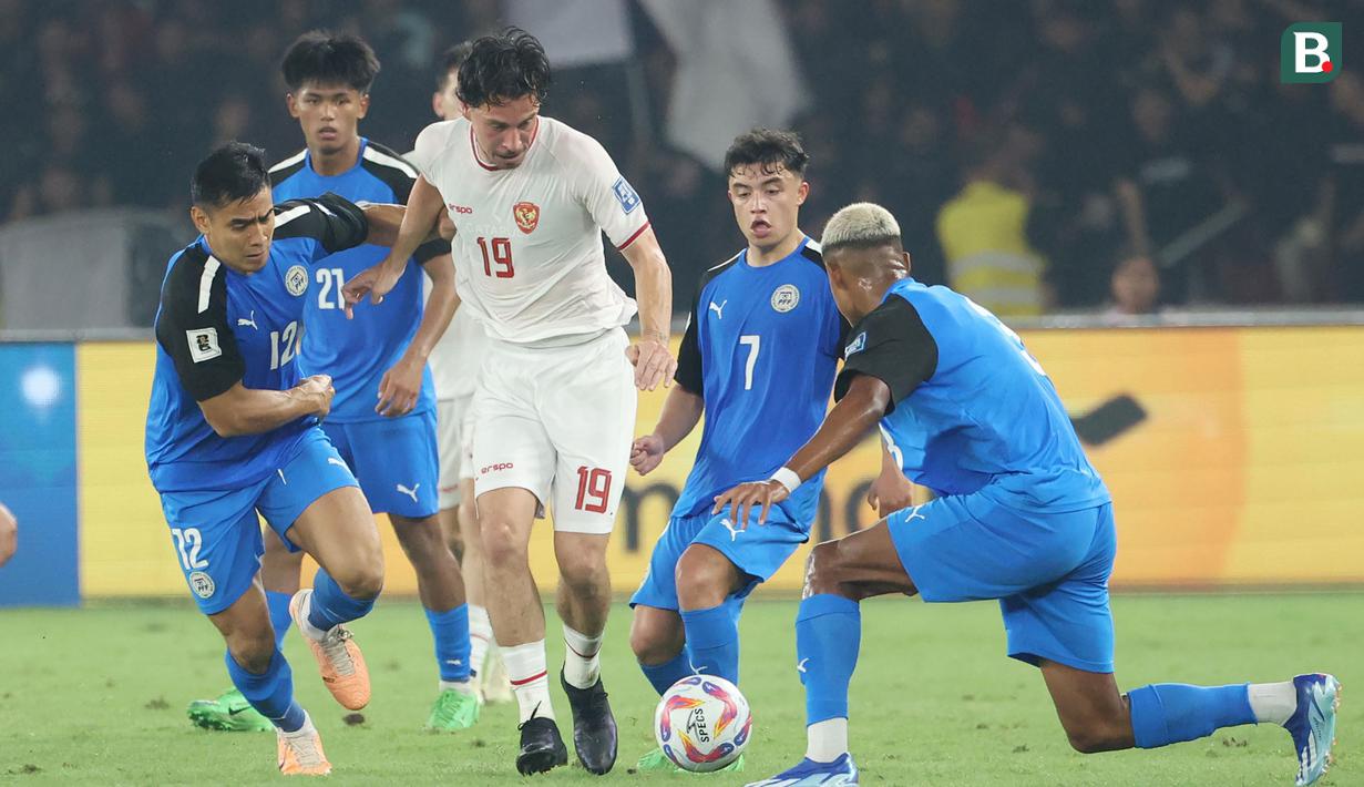 <p>Pemain Timnas Indonesia, Thom Haye (tengah) berusaha melewati kepungan pemain Filipina pada laga terakhir Grup F putaran kedua kualifikasi Piala Dunia 2026 Zona Asia di Stadion Utama Gelora Bung Karno (SUGBK) Senayan, Jakarta, Selasa (11/6/2024). (Bola.com/M Iqbal Ichsan)</p>