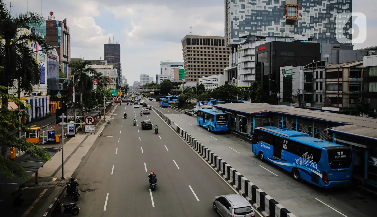 Sejumlah kendaran melintas di jalanan kawasan Harmoni, Jakarta, Selasa (7/4/2020). Volume kendaraan yang melintas di DKI Jakarta meningkat pada Senin (5/4/2020) setelah 18 hari penerapan work from home atau kerja dari rumah untuk mencegah penyebaran virus corona. (Liputan6.com/Faizal Fanani)
