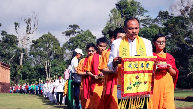 Umat Buddha melakukan peribadatan di komplek percandian Muarajambi.
