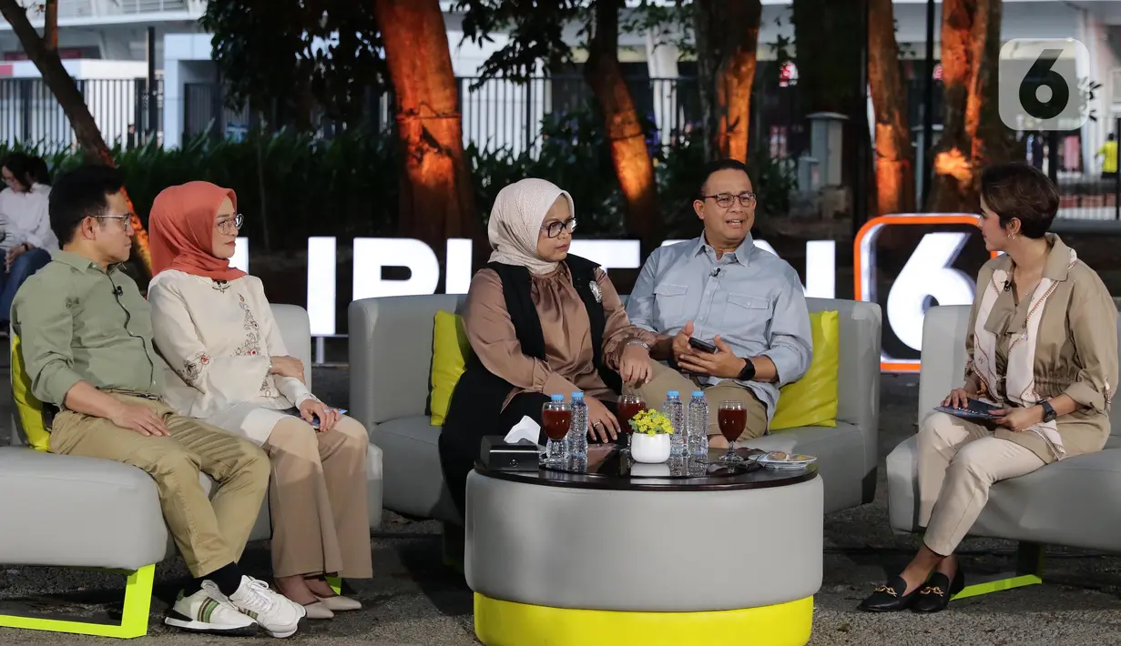 Bakal Calon Wakil Presiden Muhaimin Iskandar bersama istri, Rustini Murtadho dan Bakal Calon Presiden Anies Baswedan bersama istri, Fery Farhati Ganis (dari kiri ke kanan) saat program Pemilu stasiun televisi SCTV “Kita Indonesia” di kawasan Gelora Bung Karno Jakarta, Selasa (12/9/2023). (Liputan6.com/Helmi Fithriansyah)