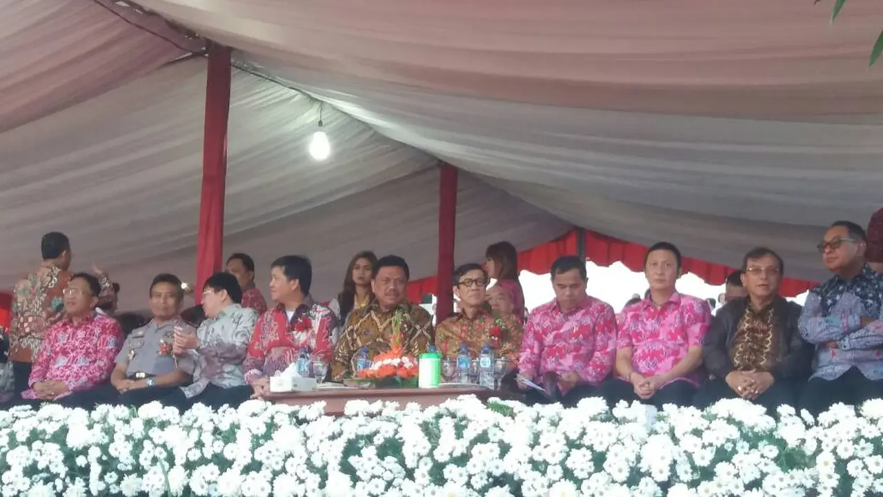Menkum HAM Yasonna Laoly  dan Gubernur Sulut, Olly Dondokambey, menghadiri acara Ibadah Agung Perayaan Paskah Nasional (Liputan6.com/Istimewa)