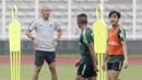Asisten pelatih Timnas Indonesia U-22, Nova Arianto, saat latihan di Stadion Madya, Senayan, Jakarta, Senin (12/1). Latihan kali ini tidak dipimpin Indra Sjafri karena sedang mengikuti lisensi kepelatihan Pro AFC di Spanyol. (Bola.com/M Iqbal Ichsan)