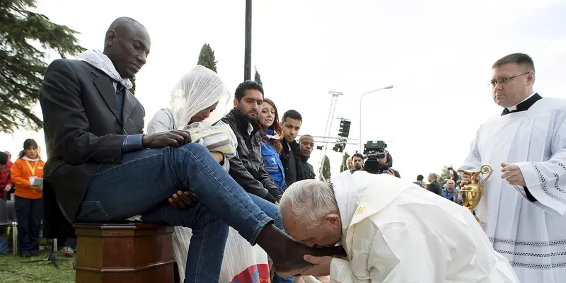 20160325- Paus Fransiskus Cium Kaki Imigran Muslim-Reuters