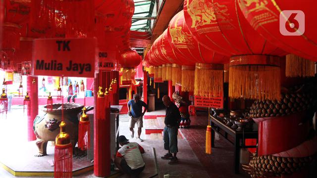 Imlek Makin Dekat, Warga Tionghoa Sibuk Menghias Kelenteng