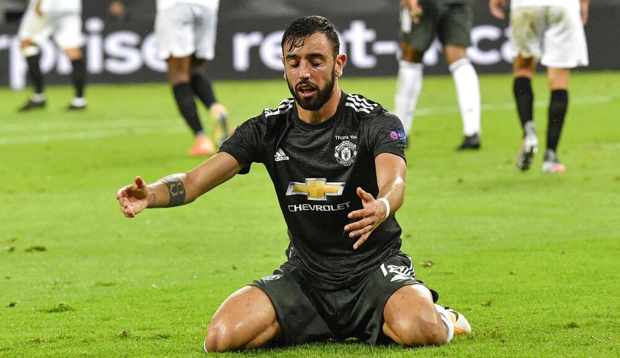Pemain Manchester United, Bruno Fernandes, tampak kecewa usai ditaklukkan Sevilla pada laga semifinal Liga Europa di Stadion RheinEnergie, Senin (17/8/2020). Sevilla menang 2-1 atas Manchester United. (AP Photo/Martin Meissner, Pool)