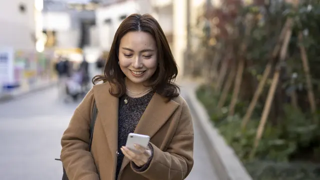 wanita maret senyum ponsel