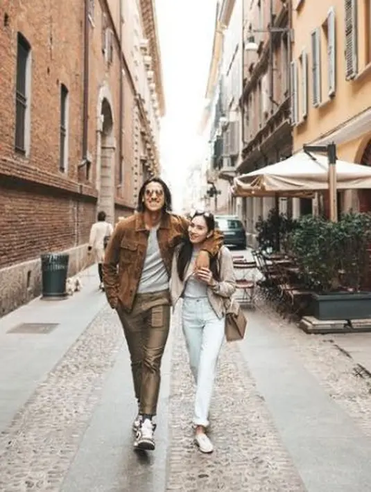 Sementara untuk kehidupan asmara, Sean Gelael menjalin kasih dengan perempuan cantik bernama Naarah Joesoef yang disebut merupakan sepupu dari Dian Sastrowardoyo.