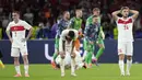 Reaksi kecewa para pemain Timnas Turki setelah kalah 1-2 dari Timnas Belanda usai berakhirnya laga perempatfinal Euro 2024 di Olympiastadion, Berlin, Jerman, Sabtu (6/7/2024). (AP Photo/Antonio Calanni)
