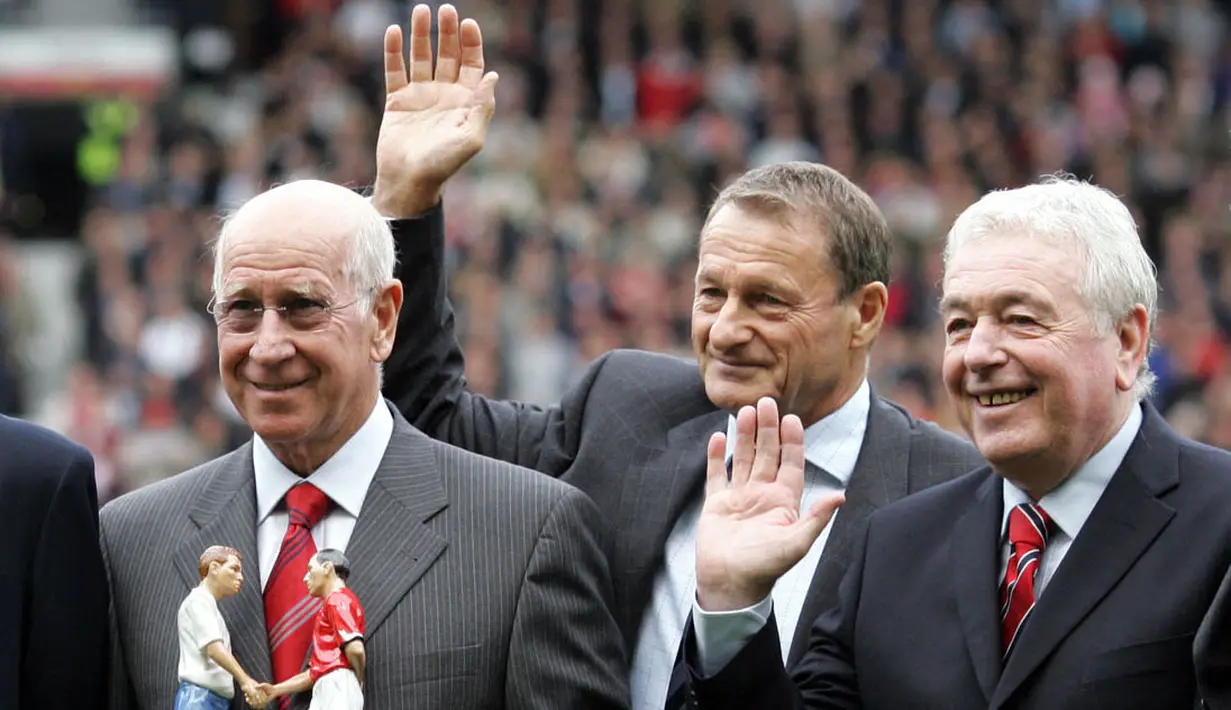 <p>Roger Hunt (tengah) telah membela Liverpool selama 11 tahun sejak 1958. Dalam duel antara Liverpool melawan Aston Villa, ia tercatat telah melesatkan 9 gol dari 8 pertemuan di Liga Inggris dan Piala FA. (AFP/Andrew Yates)</p>