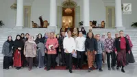 Presiden Joko Widodo berfoto bersama dengan komunitas dan para pelaku usaha busana muslim usai menggelar pertemuan di Istana Bogor, Jawa Barat, Kamis (26/4). (Liputan6.com/Pool/Biro Pers Setpres)