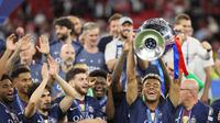 Pemain PSG, Desire Doue angkat trofi juara Liga Champions. (Odd ANDERSEN / AFP)
