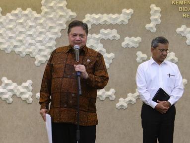 Menteri Koordinator Bidang Perekonomian, Airlangga Hartarto dan Wakil Menteri Keuangan, Suahasil Nazara saat memberikan keterangan di kantor Kemenko Perekonomian, Jakarta,  Kamis (18/4/2024). (merdeka.com/Arie Basuki)