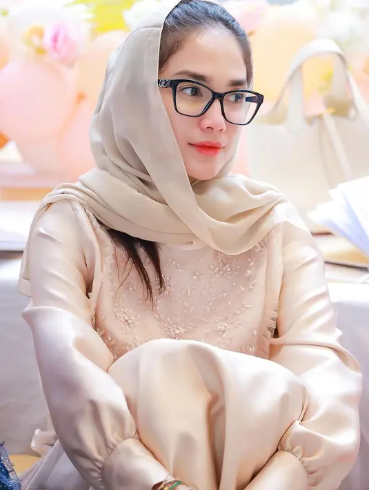 Foto tersebut menampilkan Ussy yang tampak makin cantik dan terlihat muda dengan hijab. [Instagram/ussypratama]