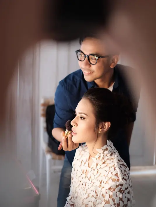 Seperti ini proses makeup saat Raisa akan melangsungkan pernikahan. (foto: instagram.com/bubahalfian)