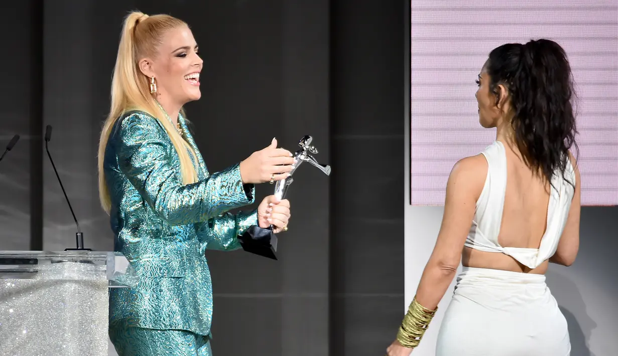 Kim Kardashian berjalan menuju panggung untuk menerima penghargaan Influencer CFDA dalam acara CFDA Fashion Awards 2018 di Brooklyn Museum, New York City (4/6). (Theo Wargo / Getty Images / AFP)