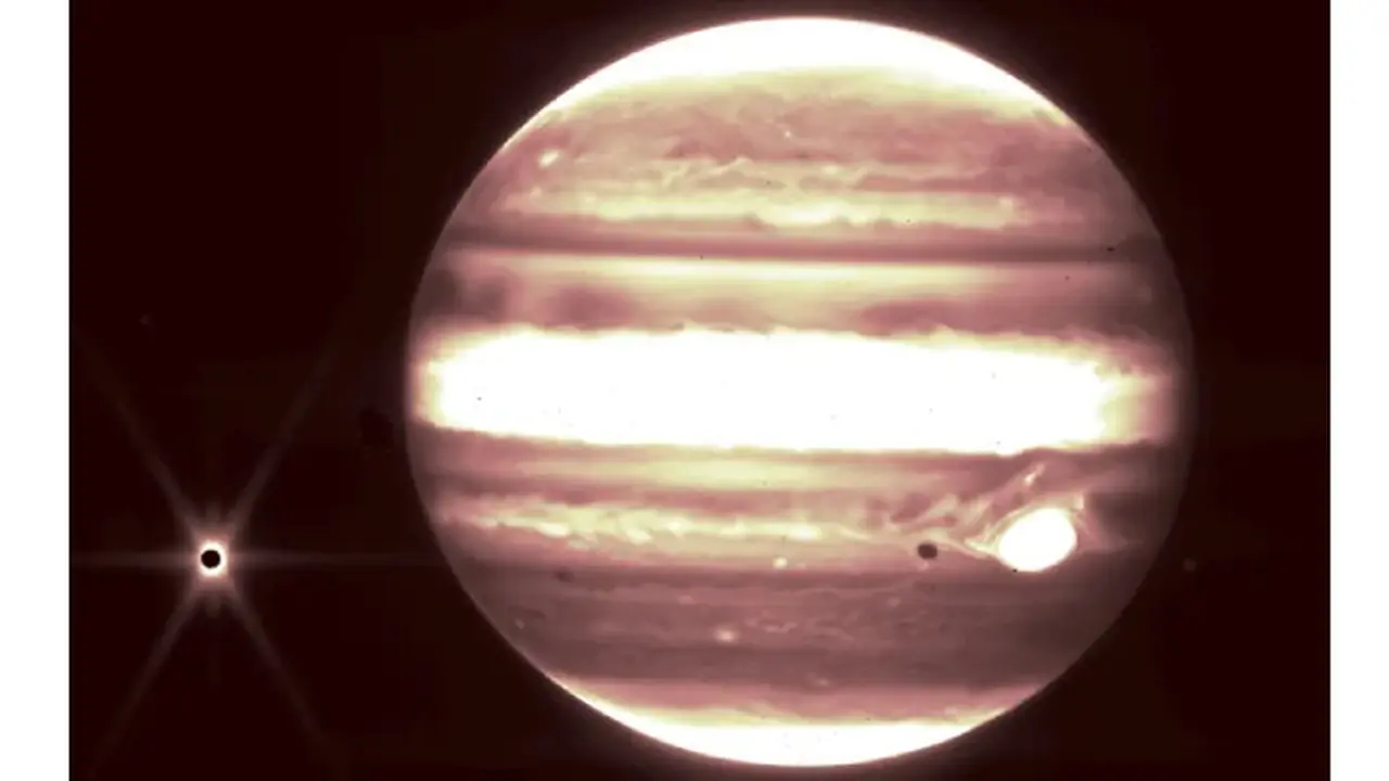 Foto Bulan tangkapan teleskop James Webb. NASA, ESA, CSA, serta B. Holler dan J. Stansberry (STScI)