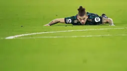 Pemain Leeds United, Kalvin Phillips, tampak lesu usai ditaklukkan West Ham United pada laga Liga Inggris di Stadion London, Senin (8/3/2021). West Ham menang dengan skor 2-0. (Ian Walton, Pool/AP)