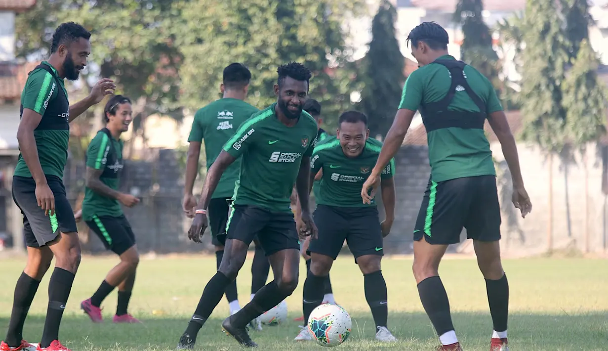 Pemain Timnas Indonesia, Yanto Basna, mengejar bola saat latihan di Lapangan Gelora Trisakti, Bali, Minggu (13/10). Latihan ini merupakan persiapan jelang laga Kualifikasi Piala Dunia 2022 melawan Vietnam. (Bola.com/Aditya Wany)