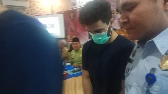 Pencari suaka asal Afganistan dibawa petugas karena melanggar aturan di penampungan.