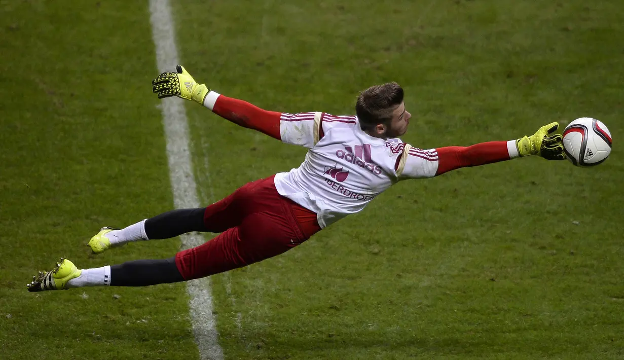 Kiper Spanyol, David De Gea berlatih jelang laga Kualifikasi Euro 2016 melawan Slovakia. (AFP Photo/Miguel Riopa)