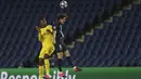 Penyerang PSG, Edison Cavani berebut bola udara dengan bek Borussia Dortmund, Dan-Axel Zagadou pada pertandingan leg kedua babak 16 besar Liga Champions di stadion Parc des Princes, Paris, Prancis (12/3/2020). PSG menang 2-0 atas Dortmund dan melaju ke perempat final. (UEFA via AP)