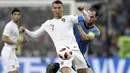 Cristiano Ronaldo (depan) berebut bola dengan pemain Uruguay, Diego Godin pada laga 16 besar Piala Dunia 2018 di Fisht Stadium, Sochi, Rusia, (30/6/2018). Portugal kalah 1-2 dari Uruguay. (AP/Andrew Medichini)