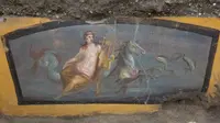 Sebuah lukisan nimfa laut berpakaian minim menghiasi depan toko makanan cepat saji kuno di Pompeii. (Kredit: Archaeological Park of Pompeii)