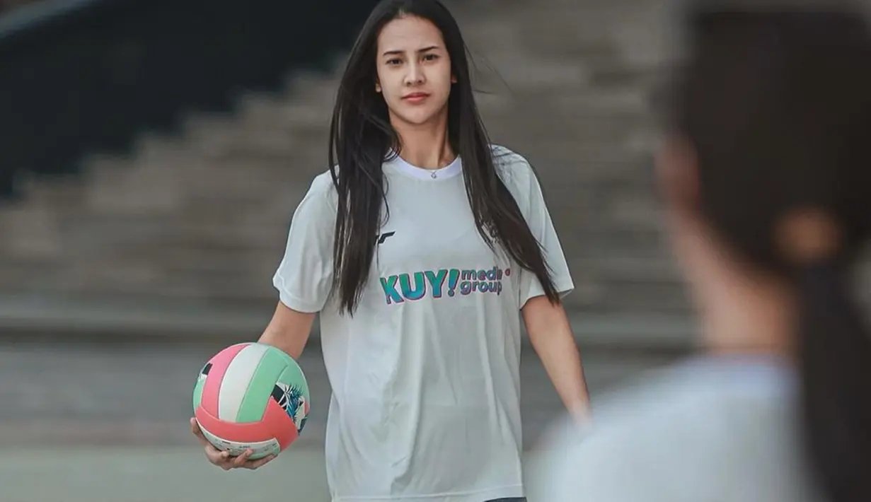 Jika dilihat dari keterangan dalam unggahannya di Instagram, latihan bermain voli pantai ini merupakan yang pertama kali baginya. Kendati demikian, Anya Geraldine terlihat antusias dan energik bermain voli pantai. (Liputan6.com/IG/@anyageraldine)