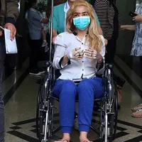 Keluar dari rumah sakit, sambil duduk di kursi roda dengan mengenakan masker, ia sedikit menceritakan kronologis kejadian hingga akhirnya terjadi kecelakaan. Ia bersama Venesh mengaku capek sebelum akhirnya kejadian. (Deki Prayoga/Bintang.com)