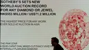 Sebuah layar yang memperlihatkan hasil pelelangan Berlian Pink Star di Hong Kong, Selasa (4/4). Berlian yang ukuran 1,69 x 2,06 cm dengan berat 11,92 gram tersebut memecahkan rekor dunia dengan terjual $ 71,2 juta (Rp.949 M). (AFP Photo/ ANTHONY WALLACE)