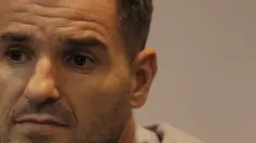 Pelatih Timnas Indonesia, Simon McMenemy, mengamati pertanyaan wartawan saat jumpa pers di Hotel Sultan, Jakarta, Kamis (24/1). Pada keterangannya, Simon ingin membawa timnas mengalami kenaikan ranking hingga peringkat 120. (Bola.com/Okie Prabhowo)