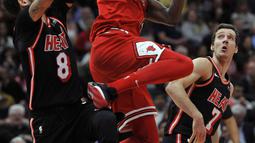 Pemain Chicago Bulls, Jerian Grant (2) mencoba melakukan tembakan melewati kepungan pemain Miami Heat pada laga NBA basketball game di United Center, Chicago, (26/11/2017). Miami Heat menang 100-93.  (AP/Paul Beaty)