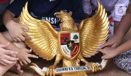 Anak-anak melihat lambang burung Garuda Pancasila di Kampung Pancasila, Karang Tengah, Kota Tangerang, Selasa (1/6/2021). Kegiatan tersebut antara lain seperti gotong royong membersihkan kampung dan sosialisasi penanaman nilai Pancasila kepada warga . (Liputan6.com/Angga Yuniar)