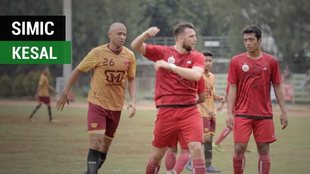 Berita video momen striker asal Kroasia, Marko Simic, dibuat kesal pada laga debut dirinya bersama Persija Jakarta dalam pertandingan uji coba, Sabtu (30/12/2017).