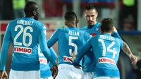 Para pemain Napoli merayakan gol yang dicetak Marek Hamsik ke gawang Crotone pada laga Serie A Italia di Stadion Ezio Scida, Crotone, Jumat (29/12/2017). Crotone kalah 0-1 dari Napoli. (AFP/Carlo Hermann)